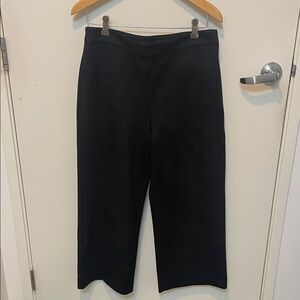 Classic yet Trendy Black Cropped Pants
